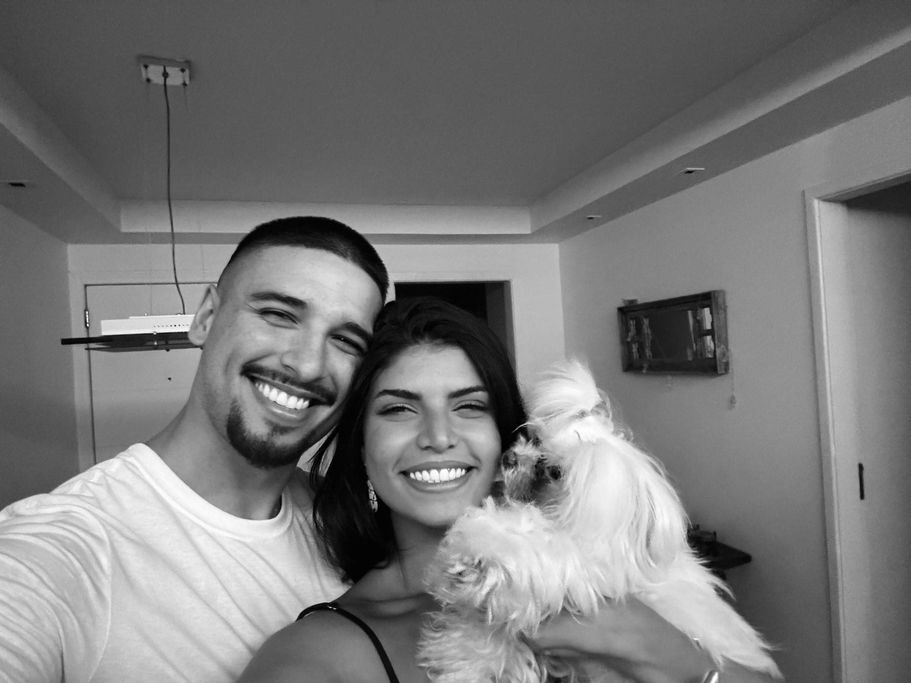 Maria Eduarda e Bernardo com o cachorro da família